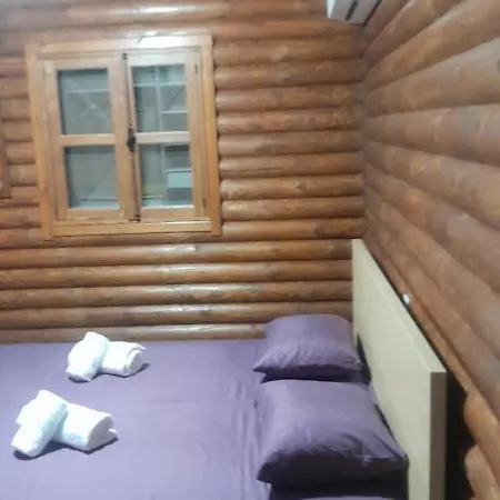 Mona's Log Cabin * Monagroulli