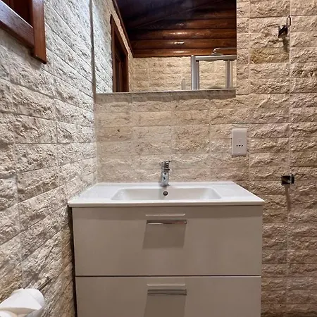 Mona's Log Cabin Monagroulli